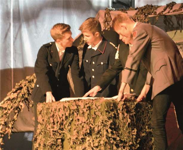 Das Militär in Beratung mit König Duncan.privat