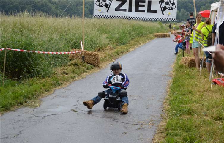 Das Mindestalter der Fahrer war auf drei Jahren gesetzt.Helm, Ellebogen- und Knieschoner sorgten für Sicherheit.