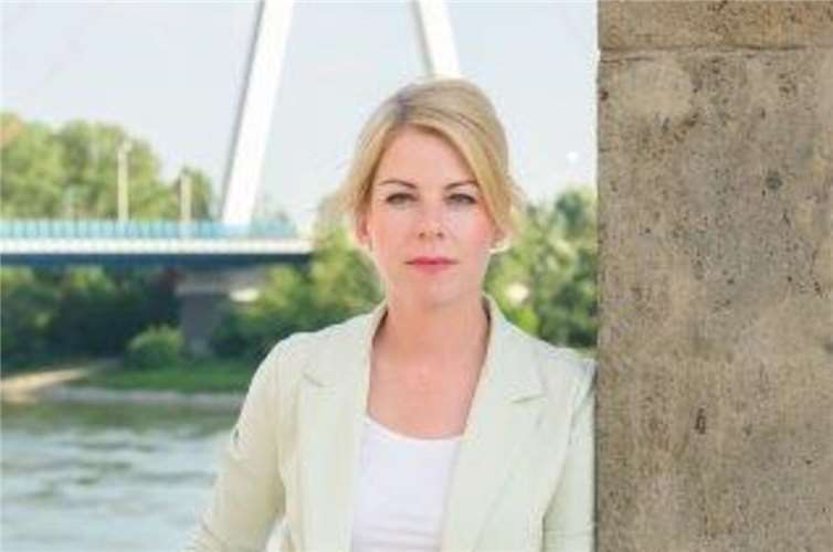 „Das Ministerium des Inneren und für Sport Rheinland-Pfalz fördert kleine Baumaßnahmen. Die Summe von 13.600 Euro für die Umrüstung der Flutlichtanlage auf LED in Wienau ist doch eine gute Nachricht aus Mainz“, resümierte Lana Horstmann. Foto: Mark Hoppe