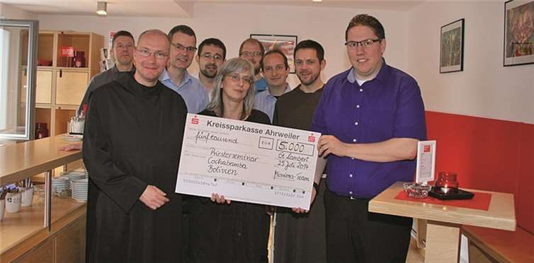Das „Missionscafé“ von st. Lambert spendet 5.000 Euro an das Priesterseminar Cochabamba. privat