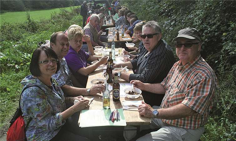 Das Mittagessen wurde mitten auf dem Waldweg eingenommen. privat
