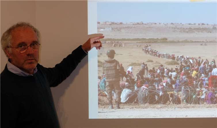 „Das Mittelmeer abzuriegeln und die Menschen ertrinken zu lassen ist ganz sicher keine Lösung.“, so Klimaexperte Dr. Thomas Bernhard vom Bund Koblenz und Solarenergieförderverein „SFV“ Deutschland.privat