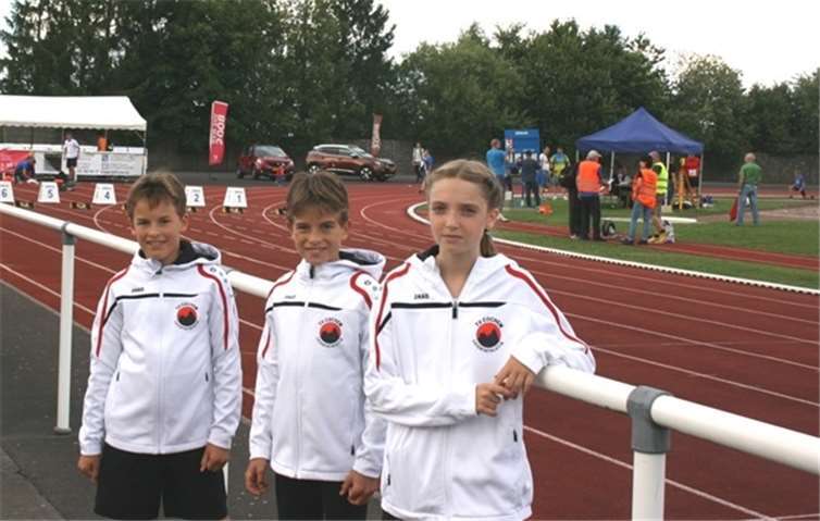 Das Mittelstreckentrio des TV Cochem beim internationalen Leichtathletik-Meeting in Schifflange mit Mathis und Lennart Mohr und Josi Balles (v.l.).privat