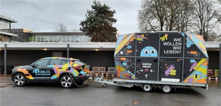 Das Mobile Futurium auf dem Schulhof der Barbarossaschule Sinzig macht Zukunft zum Erlebnis. Foto: BILA Sinzig