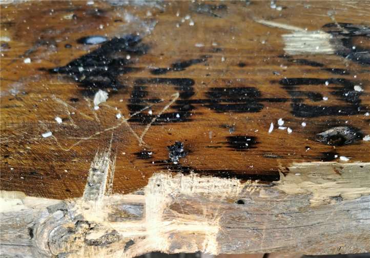 Das Mobiliar wurde beschmiert.