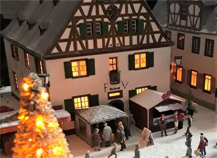 Das Modell mit Beleuchtung schafft eine abendliche Stimmung im Advent.Foto: privat