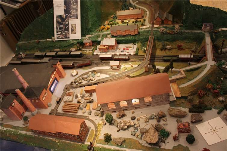 Das Modell vermittelt einen Eindruck des früheren Bergbaudorfs Friedrichssegen um das Jahr 1900.  Foto: Eva Dreiser / Stadtverwaltung Lahnstein