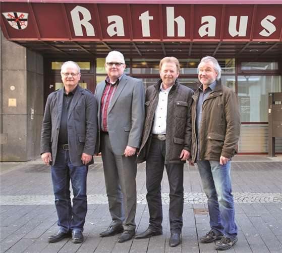 Das Moderatorenteam der Ehrenamtsinitiative „Ich bin dabei“ mit (v.l.) dem Ehrenamtsbeauftragten der Stadt, Rüdiger Schäfer, dem Beigeordneten Albrecht Schmitz sowie mit Axel Bauer und Wolfram Richter zieht eine erste positive Bilanz. Stadt Andernach/Maurer