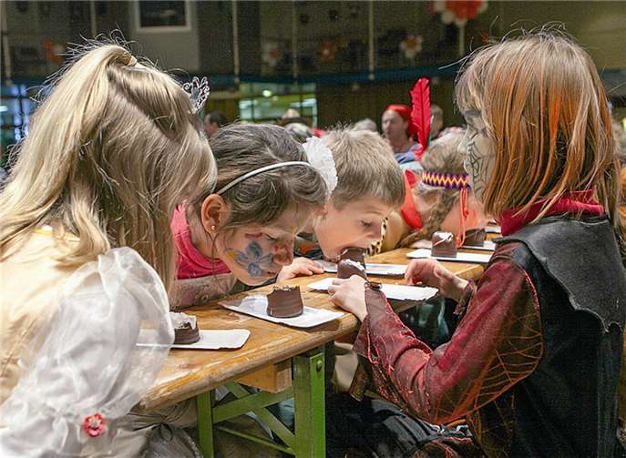 Das Mohrenkopf Essen machte den Kindern beim Kinderkarneval in der Aula des Schulzentrums Berkum jede Menge Spaß.