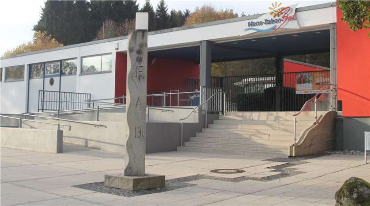 Das Mons-Tabor-Bad in Montabaur wird ab Mai 2020 umfassend saniert. Durch geschickte Zeitplanung wird es voraussichtlich nur für drei Monate komplett geschlossen sein. Auch die Sommerumkleide (links) wird wieder instand gesetzt.Foto: privat