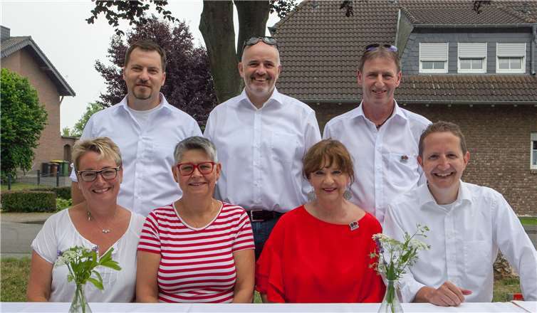 Das Morenhoven Dreigestirn mit (stehend von links) Jungfrau Rieke I. (Erik Schäfer), Prinz Norbert I. (Sauren) und Bauer Bernie I. (Kuchem) wird unterstützt von den Adjutanten (sitzend von links) Martina Sühl, Adelheid Kuchem, Ute Sauren und Stefan Schmitz.JOST