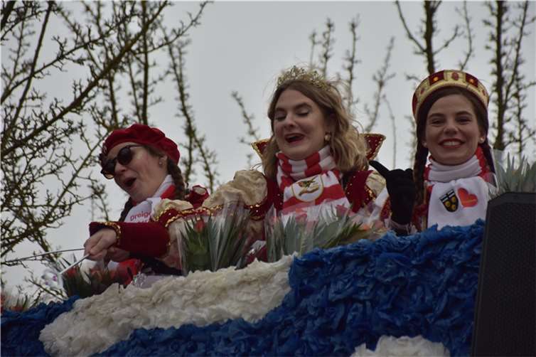 Das Morenhovener Dreigestirn hatte auf ihren Prunkwagen eine Menge Spaß.