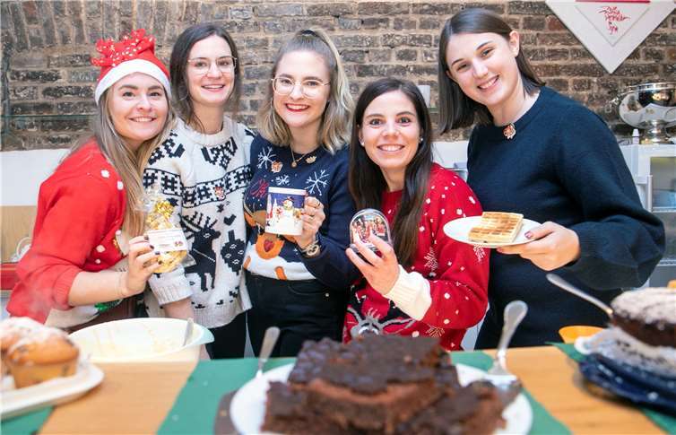 Das Morenhovener Dreigestirn mit Prinzessin Monique I. (Sühl), Bäuerin Annika I. (Lenz) und Jungfrau Kathi I. (Stetten) und seine beiden Adjutantinnen kümmerte sich um das leibliche Wohl der Gäste.Fotos: JOST