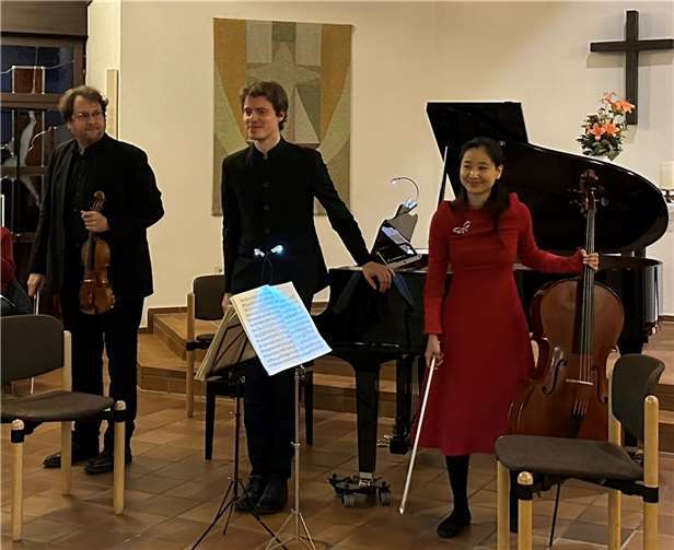 Das Mori-Trio, bestehend aus Werner von Schnitzler (Violine), Aiki Mori von Schnitzler (Cello) und Florian Noack (Klavier), brachte Beethovens Klaviertrio Es-Dur op. 1 Nr.1 und Brahms‘ Klaviertrio H-Dur Nr. 1 op.8 zu Gehör. Foto: privat