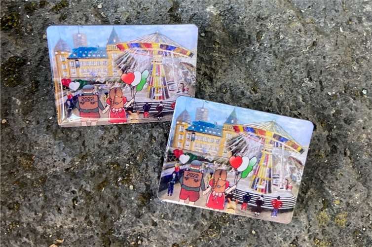 Das Motiv der limitierten Ansteckpins zeigt Mayener Jung und Mayener Mädchen auf dem Lukasmarkt. Foto: Stadt Mayen