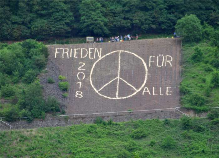 Das Motiv wurde mit Sägemehl in den Weinberg oberhalb von Mesenich gezeichnet.