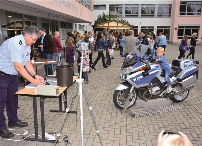 Das Motorrad der Polizei Bendorf wurde von vielen neugierigen Kids „geentert“.