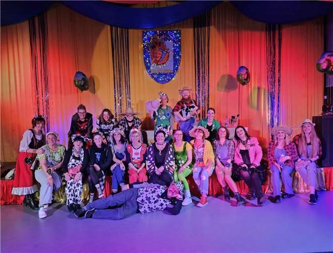 Das Motto „Auf´m Bauernhof geht´s rund, die Möhnen feiern laut und bunt!“ zeigte sich nicht nur in der liebevollen Dekoration der Halle, sondern auch in den bunten Kostümen der Besucher. Foto: privat