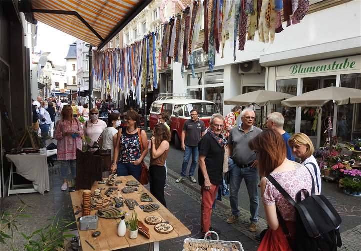 Das Motto „Don´t worry, be Hippie!“ wurde von den Einzelhändlern bunt umgesetzt.