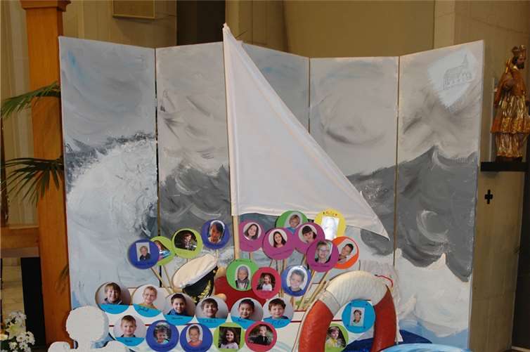 Das Motto "In Vertrauen auf Jesus auch in schwerer See" der Linzer Erstkommunion verdeutlichte auch dieses Segelboot.