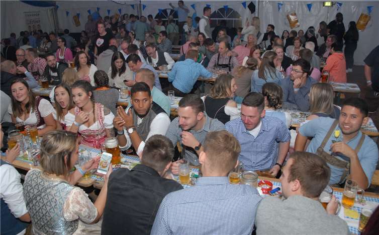 Das Motto Oktoberfest beschert dem Großmaischeider Kirmesverein seit drei Jahren am Samstagabend ein volles Festzelt.