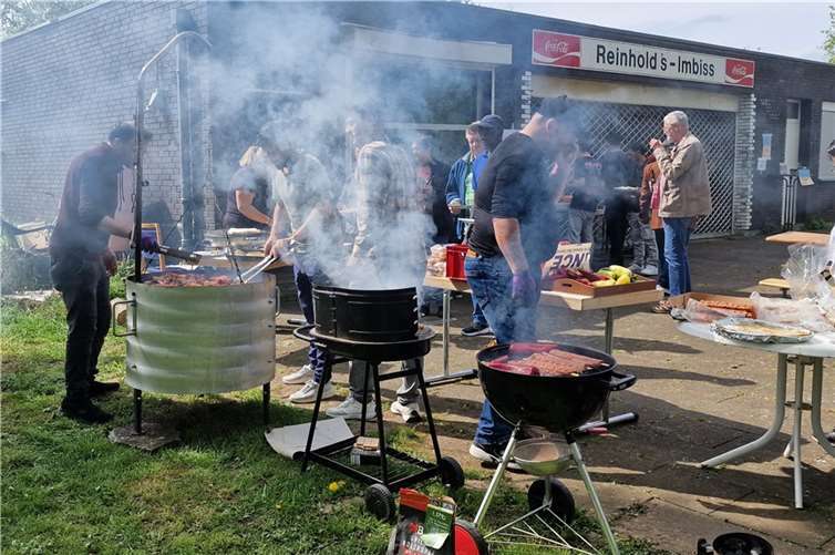 Das Motto des Festes, „Feiern & Grillen“ machten mehrere Grillmeister an drei Grills weithin sichtbar.