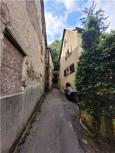 Das Mühlengebäude am Ende der Bienhornstraße auf der linken Seite.