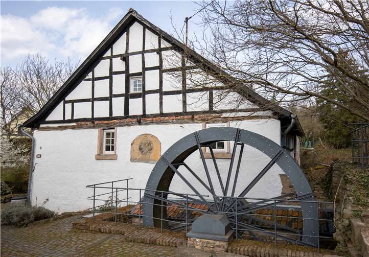 Das Mühlrad der Mühle neben der Burg Lüftelberg wurde 2009 instandgesetzt.