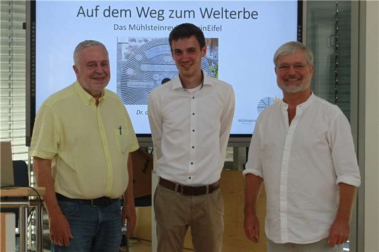 Das Mühlsteinrevier RheinEifel, das UNESCO-Weltkulturerbe werden will, war Thema das archäologisch-historischen Vortrags von Dr. des. Nico Junglas (Mitte), den der Beigeordnete der Verbandsgemeinde Weißenthurm, Günther Oster, (links) mit dem interessierten Publikum im Ratssaal der VG begrüßte. Mit im Bild Dr. Holger Schaaff vom Leibniz-Zentrum für Archäologie (LEIZA).  Foto: VG Weißenthurm / Katharina Demleitner