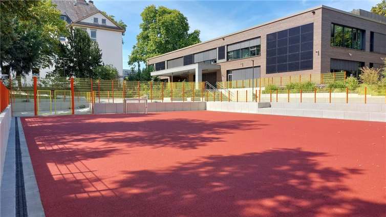 Das Multifunktionsspielfeld dient bei Überschwemmung und Starkregen als Wasserrückhalt. Darunter sind sogenannten Rigolen-Füllkörper verbaut, über die das Wasser langsam versickern kann.  Fotos: Stadt Koblenz/Philipp Apostel