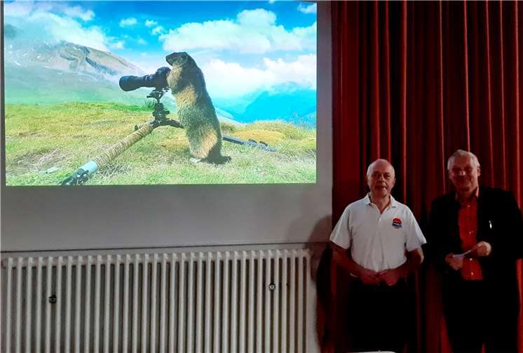 Das Murmeltier als Kameramann mit dem Fotografen Heinrich Pützler und Dr.Georg Schneider, HVV-Vorsitzender.