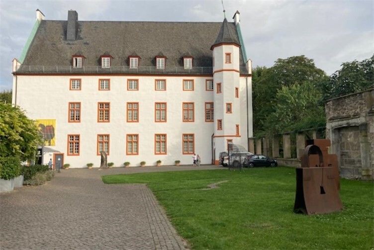 Das Museum Ludwig im Deutschherrenhaus mit seinen Kunstwerken auf der Wiese.