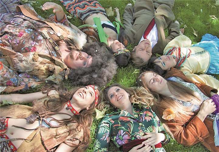 Das Musical „Hair“ wird in einer aufwendigen Neuinszenierung gezeigt.Theater Koblenz