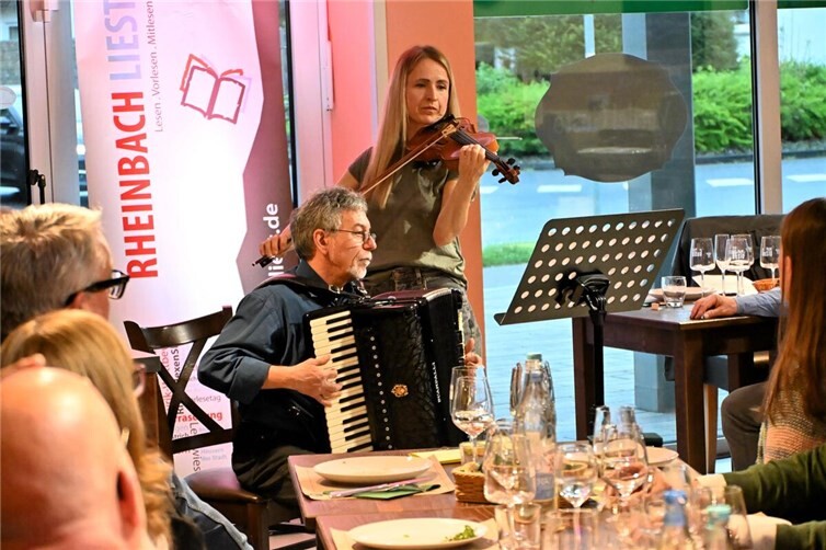 Das Musik-Duo „Maria & Antonello“ begeisterte im „Via del Gusto“ in Rheinbach