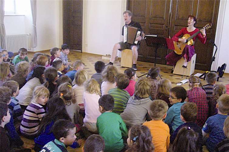 Das Musikerehepaar Ulrike Seidel und Michael Bruchmann alias „Liedermichel“ animierte die Kinder zum mitmachen. privat