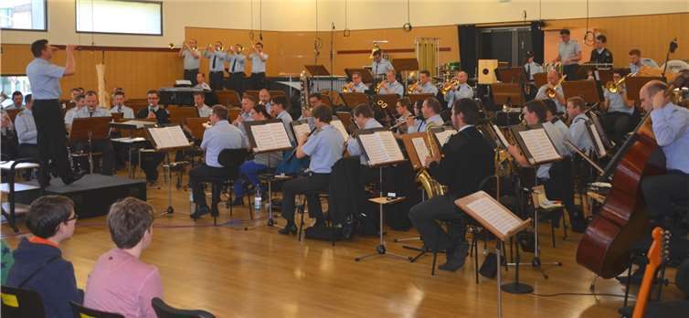 Das Musikkorps der Bundeswehr unter Leitung von Oberstleutnant Christoph Scheibling begeisterte die Besucher der Generalprobe in Siegburg.privat