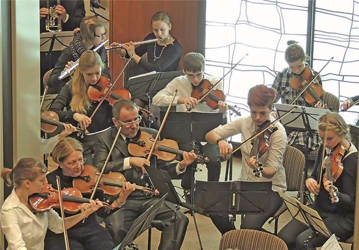 Das Musikschulorchester, unter der Leitung von Karolin Thiel, spielte das Stück Winter Wonderland (Felix Bernard) und das Konzert in D-Dur für Gitarre und Streichorchester von Antonio Vivaldi sowie einen Kanon des Komponisten Johann Pachelbel. Privat