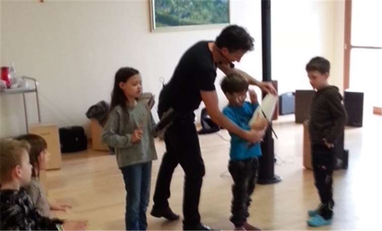 Das Musizieren mit dem Cajon bereitete den Kindern viel Freude. privat