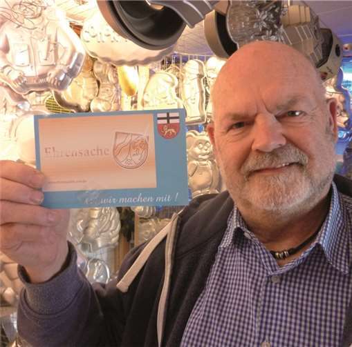 Das Muster einer Ehrenamtskarte hält Michael Turley bereits in der Hand. privat