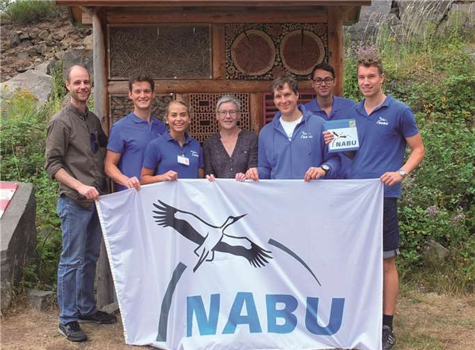 Das NABU-Werberteam in den blauen Shirts mit Landesgeschäftsführer Olaf Strub (l.) und der ersten Vorsitzenden des NABU Mayen und Umgebung Margot Bechtoldt (M.).  NABU