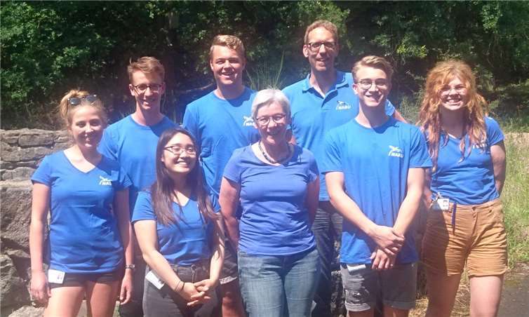 Das NABU-Werberteam in den blauen Shirts mit dem Ersten Vorsitzenden des NABU Mayen und Umgebung Jörg Mittler (2. Reihe rechts) und der Zweiten Vorsitzenden Margot Bechtoldt (1. Reihe Mitte).NABU