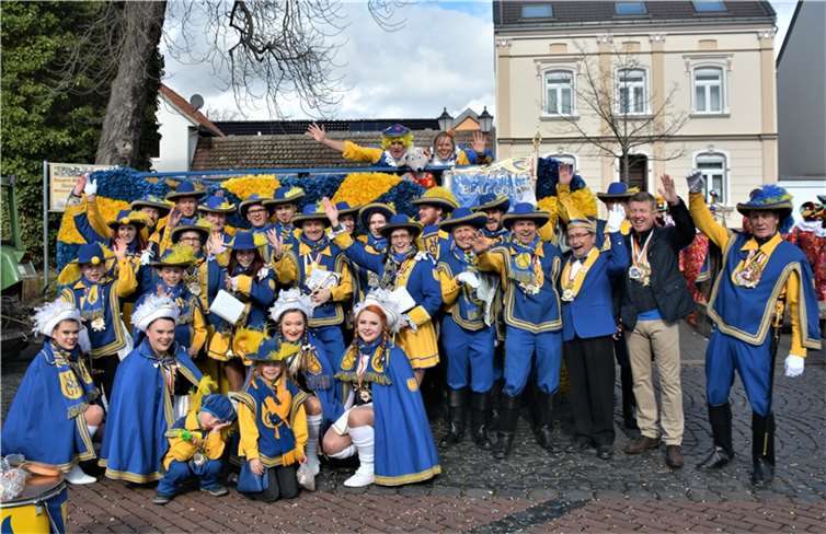 Das NCR Narrencorps mit dem Kommandeur der Rheinbacher Kaserne, Brigade General ...