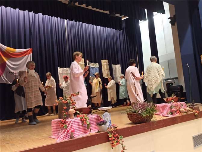 Das Nachmittagsprogramm wurde mit zahlreichen Sketches gestaltet. Fotos: privat