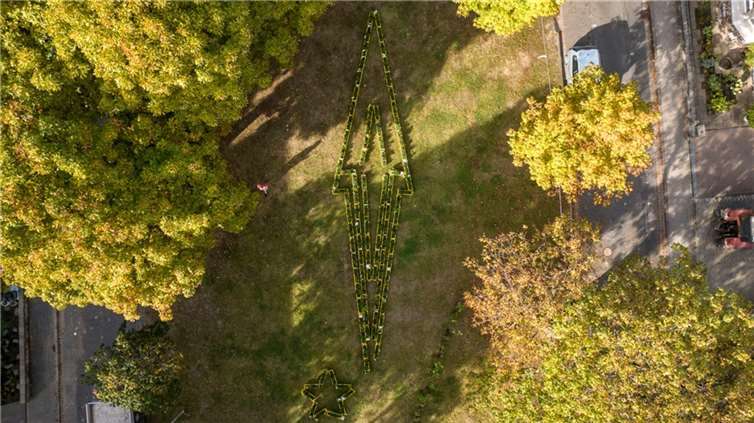 Das Natur-Kunstwerk Beedabei „Fokus“ Auf dem Green in Bad Neuenahr.  Foto: Beedabei