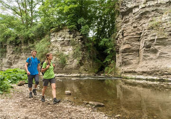 Das Naturdenkmal „Prümer Tor“ am AhrSteig bei Schuld ist eines der Highlights der diesjährigen Gipfelfest-Touren. Foto: Dominik Ketz