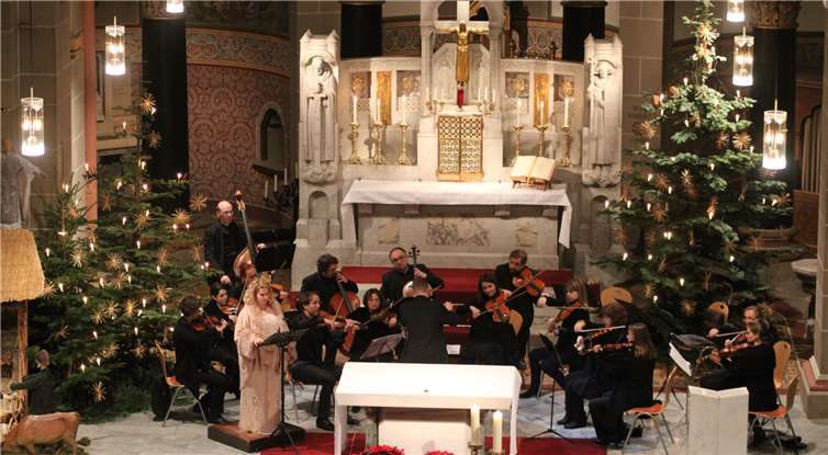 Das Neue Rheinische Kammerorchester und die Sopranistin Sonja Doniat begeisterten beim Neujahrskonzert in der Rosenkranzkirche. DU