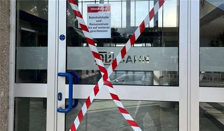 Das Neuwieder Bahnhofsgebäude wird abgerissen.Foto: Michael Mang