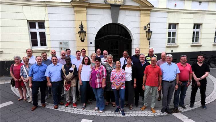 Das Neuwieder Bündnis machte sich zusammen mit der Stadtspitze ein Bild vom Zustand des historischen Rathauses.  Foto: CDU-Fraktion im Stadtrat Neuwied