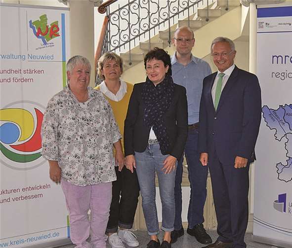 Das Neuwieder Gesundheitsamt hatte zu einer Auftaktveranstaltung über das Thema Multiresistente Erreger (MRE) eingeladen (v.r.n.l.): 1. Kreisbeigeordneter und Gesundheitsdezernent Achim Hallerbach, Stefan Lotz, Hygienefachkraft im Gesundheitsamt, Dr. Hilde Hamm (stellvertretende Gesundheitsamtsleiterin), Hygienefachkraft beim Gesundheitsamt Bärbel Jungbluth, Claudia Rösing, ärztliche Koordinatorin des mre-netz regio rhein-ahr am Institut für Hygiene und Öffentliche Gesundheit, Universitätsklinikum Bonn.privat