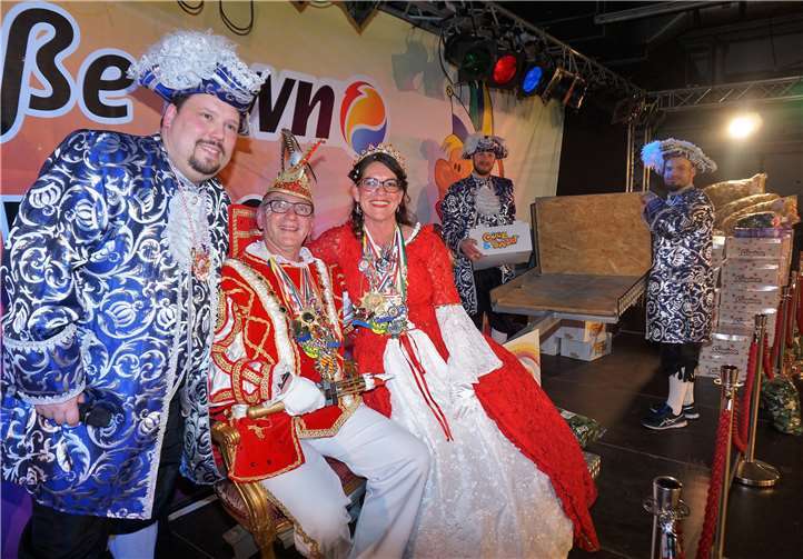 Das Neuwieder Prinzenpaar, Prinz Frank II. und Prinzessin Moni, wurde in etlichen Hundert Kilo Wurfmaterial aufgewogen.